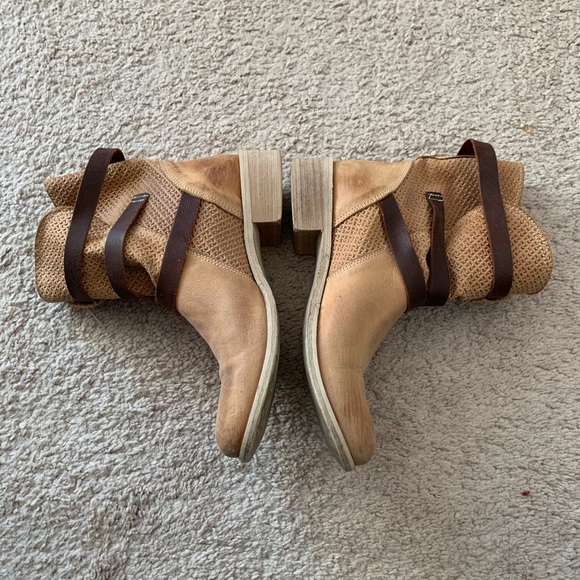 Authentic Italian Leather Textured Ankle Boot - Picture 2 of 4